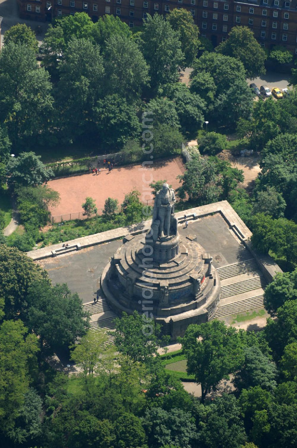 Hamburg from the bird's eye view: Blick auf das größtes Bismarck - Denkmal im Alten Elbpark in Hamburg. Das Bismarck-Denkmal der Stadt Hamburg ist das mit 34,3 Metern Gesamthöhe größte und wohl bekannteste Bismarck-Standbild weltweit. Die überlebensgroße Statue des ersten deutschen Reichskanzlers Fürst Otto von Bismarck steht am Rande der Neustadt, unweit der Landungsbrücken am Hamburger Hafen, auf einer Elbhöhe im Alten Elbpark. Geplant und ausgeführt wurde das Monument 1901 bis 1906 von dem Architekten Johann Emil Schaudt und vom Berliner Bildhauer und Jugendstilkünstler Hugo Lederer. View of the biggest Bismarck - Monument in the Old Elbpark in Hamburg.