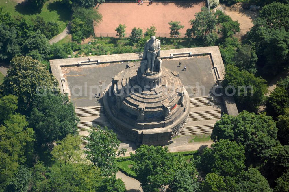 Aerial image Hamburg - Blick auf das größtes Bismarck - Denkmal im Alten Elbpark in Hamburg. Das Bismarck-Denkmal der Stadt Hamburg ist das mit 34,3 Metern Gesamthöhe größte und wohl bekannteste Bismarck-Standbild weltweit. Die überlebensgroße Statue des ersten deutschen Reichskanzlers Fürst Otto von Bismarck steht am Rande der Neustadt, unweit der Landungsbrücken am Hamburger Hafen, auf einer Elbhöhe im Alten Elbpark. Geplant und ausgeführt wurde das Monument 1901 bis 1906 von dem Architekten Johann Emil Schaudt und vom Berliner Bildhauer und Jugendstilkünstler Hugo Lederer. View of the biggest Bismarck - Monument in the Old Elbpark in Hamburg.