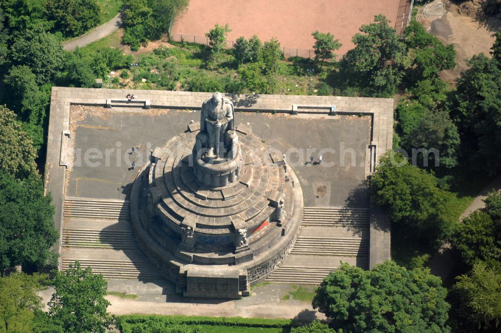 Aerial photograph Hamburg - Blick auf das größtes Bismarck - Denkmal im Alten Elbpark in Hamburg. Das Bismarck-Denkmal der Stadt Hamburg ist das mit 34,3 Metern Gesamthöhe größte und wohl bekannteste Bismarck-Standbild weltweit. Die überlebensgroße Statue des ersten deutschen Reichskanzlers Fürst Otto von Bismarck steht am Rande der Neustadt, unweit der Landungsbrücken am Hamburger Hafen, auf einer Elbhöhe im Alten Elbpark. Geplant und ausgeführt wurde das Monument 1901 bis 1906 von dem Architekten Johann Emil Schaudt und vom Berliner Bildhauer und Jugendstilkünstler Hugo Lederer. View of the biggest Bismarck - Monument in the Old Elbpark in Hamburg.