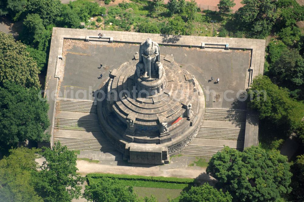 Hamburg from above - Blick auf das größtes Bismarck - Denkmal im Alten Elbpark in Hamburg. Das Bismarck-Denkmal der Stadt Hamburg ist das mit 34,3 Metern Gesamthöhe größte und wohl bekannteste Bismarck-Standbild weltweit. Die überlebensgroße Statue des ersten deutschen Reichskanzlers Fürst Otto von Bismarck steht am Rande der Neustadt, unweit der Landungsbrücken am Hamburger Hafen, auf einer Elbhöhe im Alten Elbpark. Geplant und ausgeführt wurde das Monument 1901 bis 1906 von dem Architekten Johann Emil Schaudt und vom Berliner Bildhauer und Jugendstilkünstler Hugo Lederer. View of the biggest Bismarck - Monument in the Old Elbpark in Hamburg.