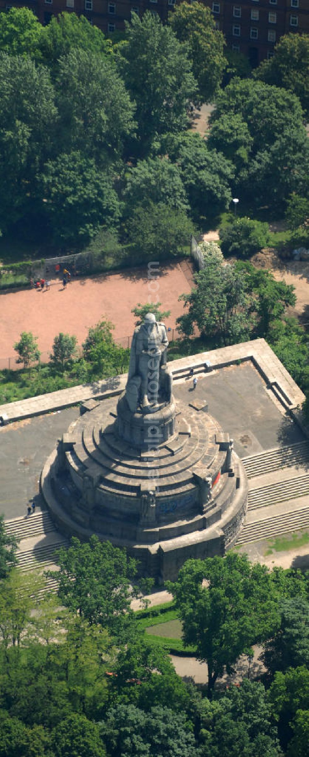 Hamburg from the bird's eye view: Blick auf das größtes Bismarck - Denkmal im Alten Elbpark in Hamburg. Das Bismarck-Denkmal der Stadt Hamburg ist das mit 34,3 Metern Gesamthöhe größte und wohl bekannteste Bismarck-Standbild weltweit. Die überlebensgroße Statue des ersten deutschen Reichskanzlers Fürst Otto von Bismarck steht am Rande der Neustadt, unweit der Landungsbrücken am Hamburger Hafen, auf einer Elbhöhe im Alten Elbpark. Geplant und ausgeführt wurde das Monument 1901 bis 1906 von dem Architekten Johann Emil Schaudt und vom Berliner Bildhauer und Jugendstilkünstler Hugo Lederer. View of the biggest Bismarck - Monument in the Old Elbpark in Hamburg.