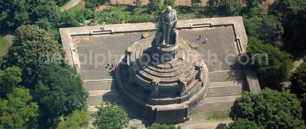 Aerial image Hamburg - Blick auf das größtes Bismarck - Denkmal im Alten Elbpark in Hamburg. Das Bismarck-Denkmal der Stadt Hamburg ist das mit 34,3 Metern Gesamthöhe größte und wohl bekannteste Bismarck-Standbild weltweit. Die überlebensgroße Statue des ersten deutschen Reichskanzlers Fürst Otto von Bismarck steht am Rande der Neustadt, unweit der Landungsbrücken am Hamburger Hafen, auf einer Elbhöhe im Alten Elbpark. Geplant und ausgeführt wurde das Monument 1901 bis 1906 von dem Architekten Johann Emil Schaudt und vom Berliner Bildhauer und Jugendstilkünstler Hugo Lederer. View of the biggest Bismarck - Monument in the Old Elbpark in Hamburg.