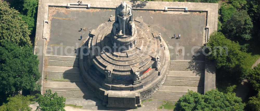 Aerial photograph Hamburg - Blick auf das größtes Bismarck - Denkmal im Alten Elbpark in Hamburg. Das Bismarck-Denkmal der Stadt Hamburg ist das mit 34,3 Metern Gesamthöhe größte und wohl bekannteste Bismarck-Standbild weltweit. Die überlebensgroße Statue des ersten deutschen Reichskanzlers Fürst Otto von Bismarck steht am Rande der Neustadt, unweit der Landungsbrücken am Hamburger Hafen, auf einer Elbhöhe im Alten Elbpark. Geplant und ausgeführt wurde das Monument 1901 bis 1906 von dem Architekten Johann Emil Schaudt und vom Berliner Bildhauer und Jugendstilkünstler Hugo Lederer. View of the biggest Bismarck - Monument in the Old Elbpark in Hamburg.