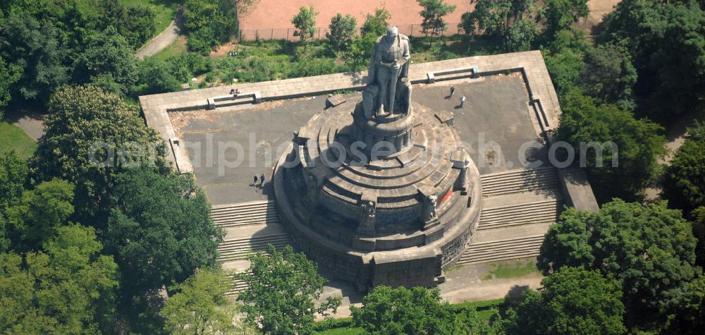 Hamburg from above - Blick auf das größtes Bismarck - Denkmal im Alten Elbpark in Hamburg. Das Bismarck-Denkmal der Stadt Hamburg ist das mit 34,3 Metern Gesamthöhe größte und wohl bekannteste Bismarck-Standbild weltweit. Die überlebensgroße Statue des ersten deutschen Reichskanzlers Fürst Otto von Bismarck steht am Rande der Neustadt, unweit der Landungsbrücken am Hamburger Hafen, auf einer Elbhöhe im Alten Elbpark. Geplant und ausgeführt wurde das Monument 1901 bis 1906 von dem Architekten Johann Emil Schaudt und vom Berliner Bildhauer und Jugendstilkünstler Hugo Lederer. View of the biggest Bismarck - Monument in the Old Elbpark in Hamburg.