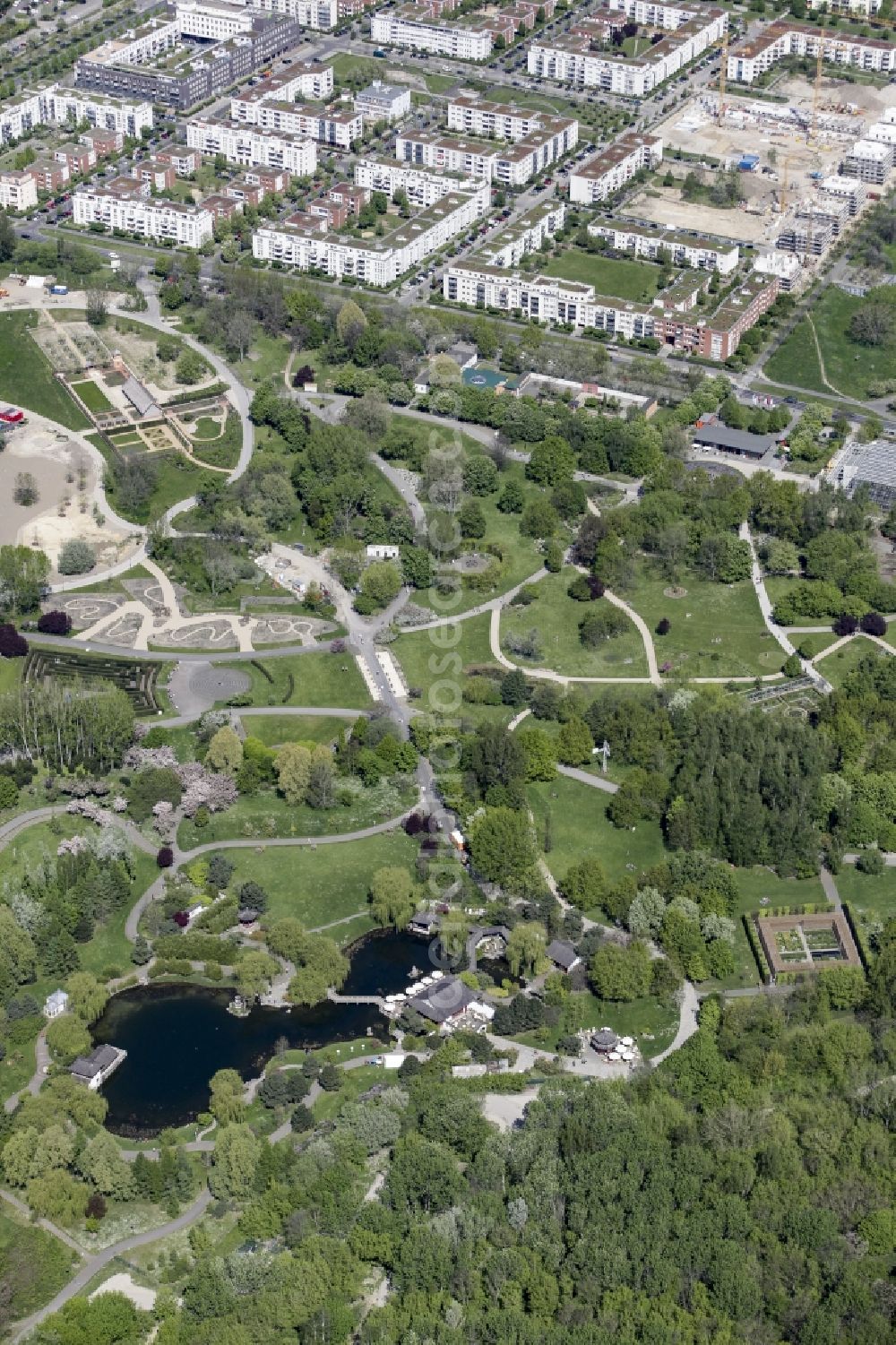 Aerial photograph Berlin - Gaerten der Welt park on the premises of the IGA 2017 in the district of Marzahn-Hellersdorf in Berlin. Residential buildings and estates are located in the background along Eisenacher Strasse