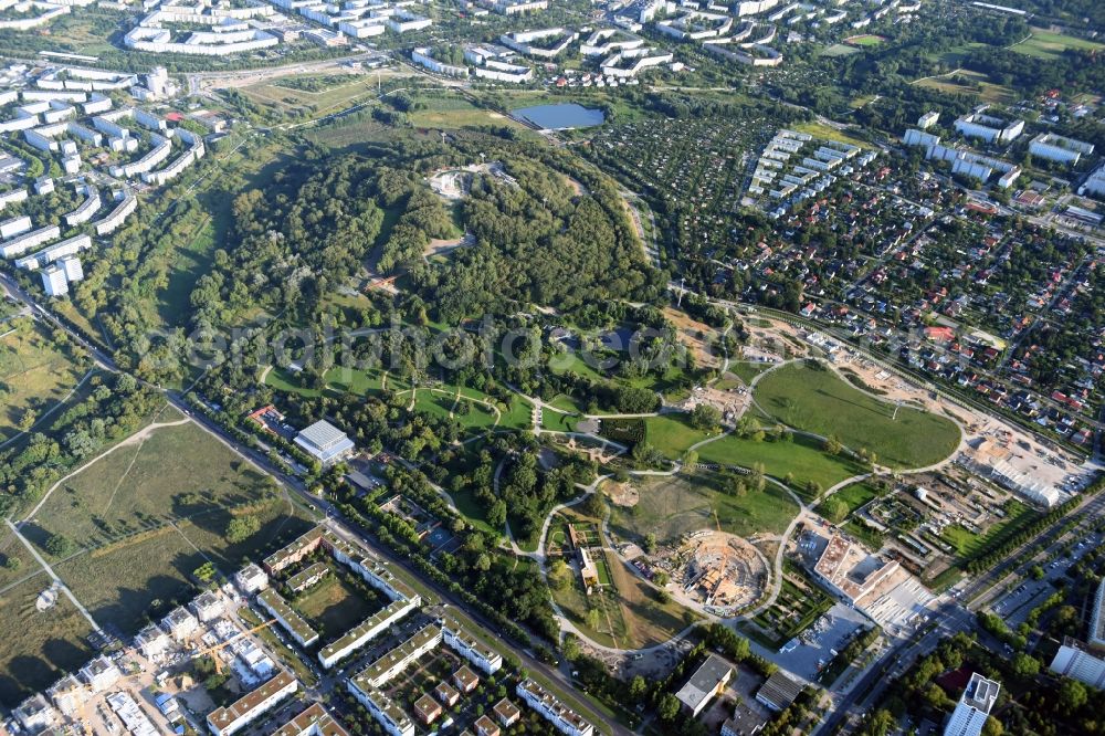 Aerial photograph Berlin - Gaerten der Welt park on the premises of the IGA 2017 in the district of Marzahn-Hellersdorf in Berlin. Residential buildings and estates are located in the background along Eisenacher Strasse