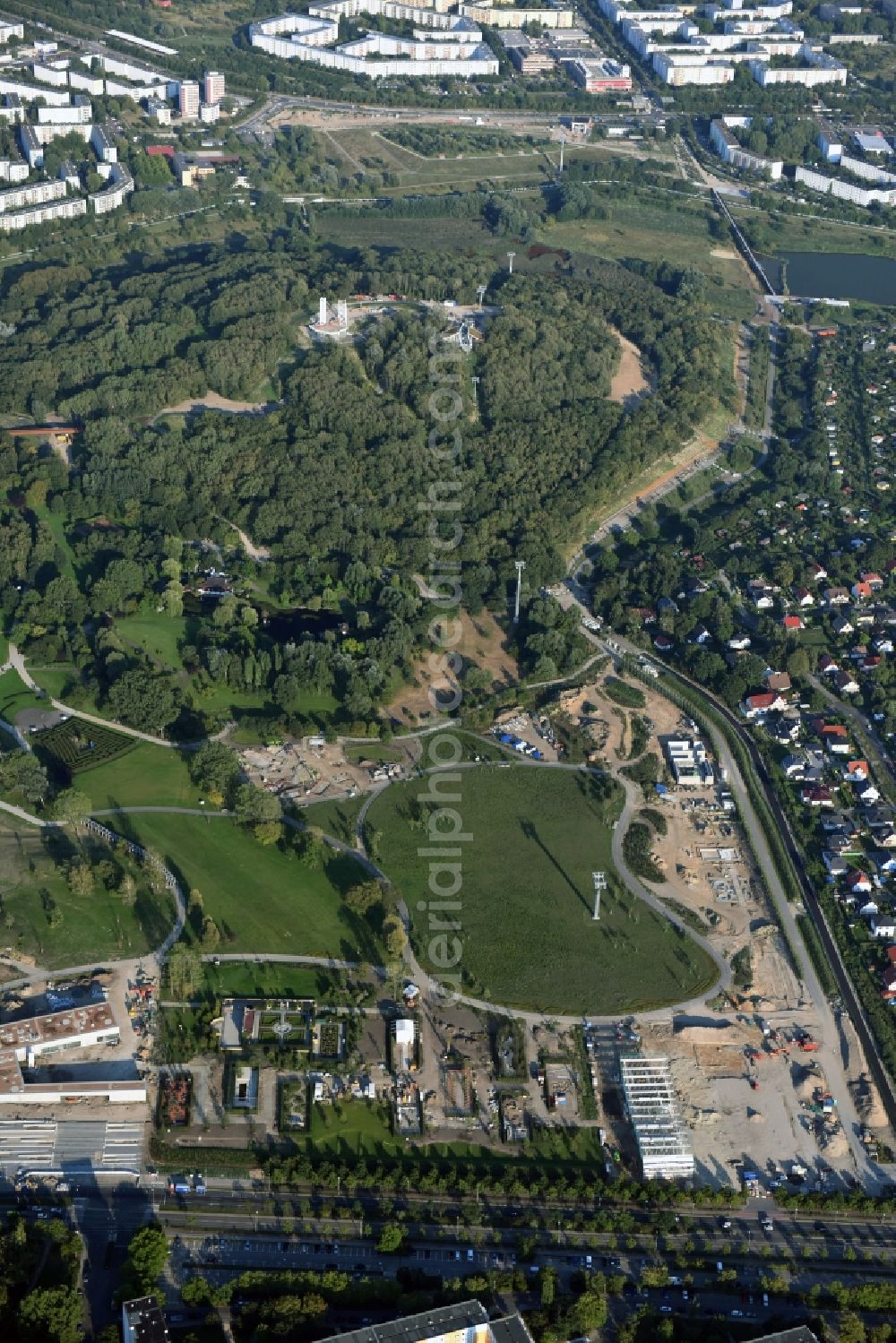 Aerial photograph Berlin - Gaerten der Welt park on the premises of the IGA 2017 in the district of Marzahn-Hellersdorf in Berlin. Residential buildings and estates are located in the background along Eisenacher Strasse