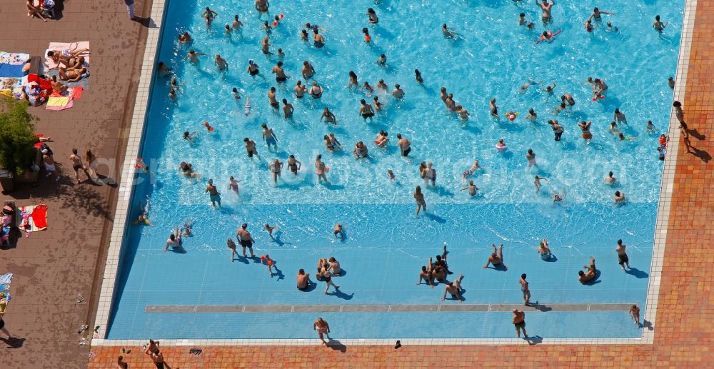 Aerial image Essen - View of the outdoor pool Grugapark in Essen in the state North Rhine-Westphalia