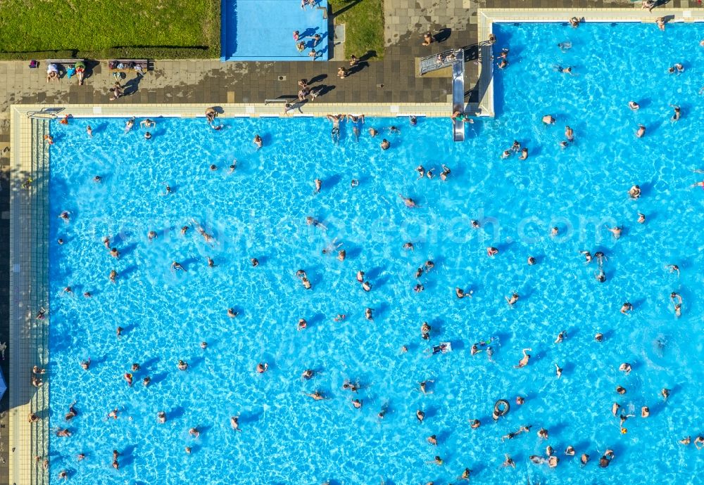 Aerial photograph Essen - View of the outdoor pool Grugapark in Essen in the state North Rhine-Westphalia