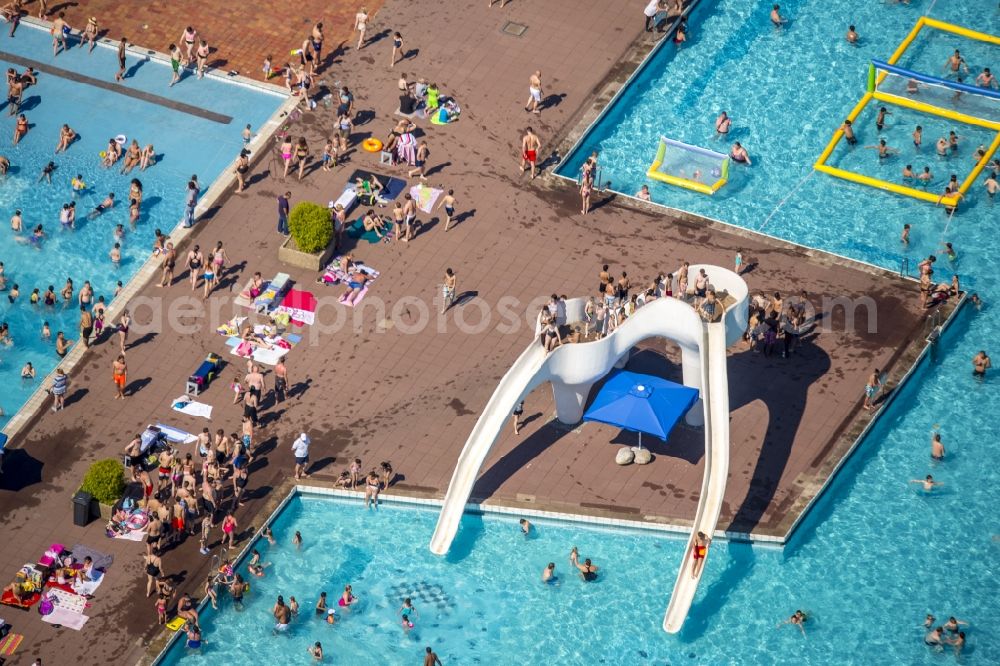 Essen from the bird's eye view: View of the outdoor pool Grugapark in Essen in the state North Rhine-Westphalia