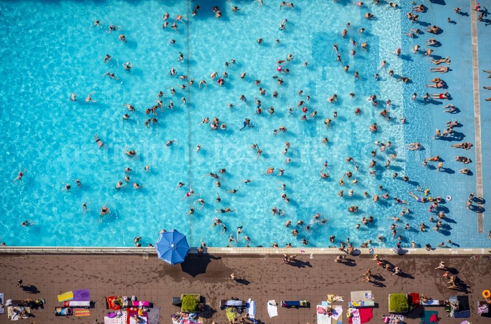 Aerial photograph Essen - View of the outdoor pool Grugapark in Essen in the state North Rhine-Westphalia