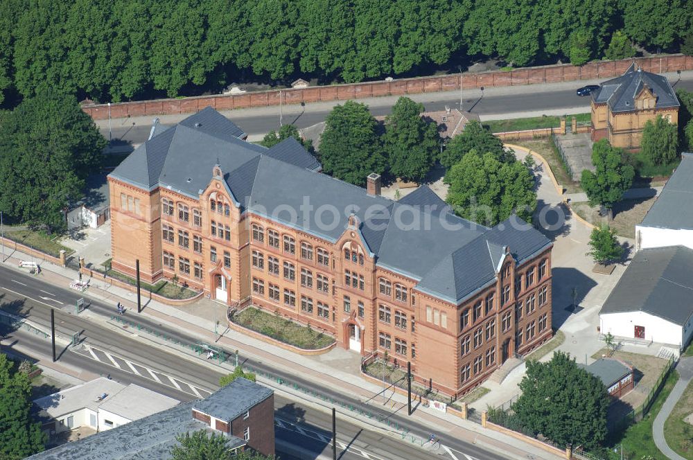 Aerial image Magdeburg - Blick auf die Grundschule Bertolt-Brecht-Straße im neu sanierten Schulgebäude in der Leipziger Straße 46. View of the primary school Bertolt-Brecht-Strasse in the newly renovated school building in the Leipziger Strasse 46.