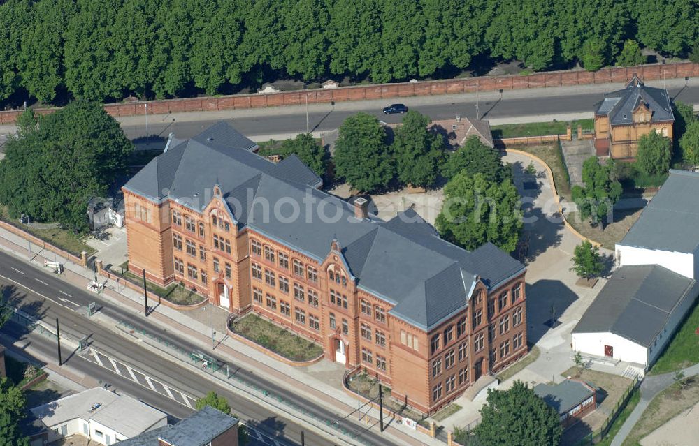 Aerial photograph Magdeburg - Blick auf die Grundschule Bertolt-Brecht-Straße im neu sanierten Schulgebäude in der Leipziger Straße 46. View of the primary school Bertolt-Brecht-Strasse in the newly renovated school building in the Leipziger Strasse 46.