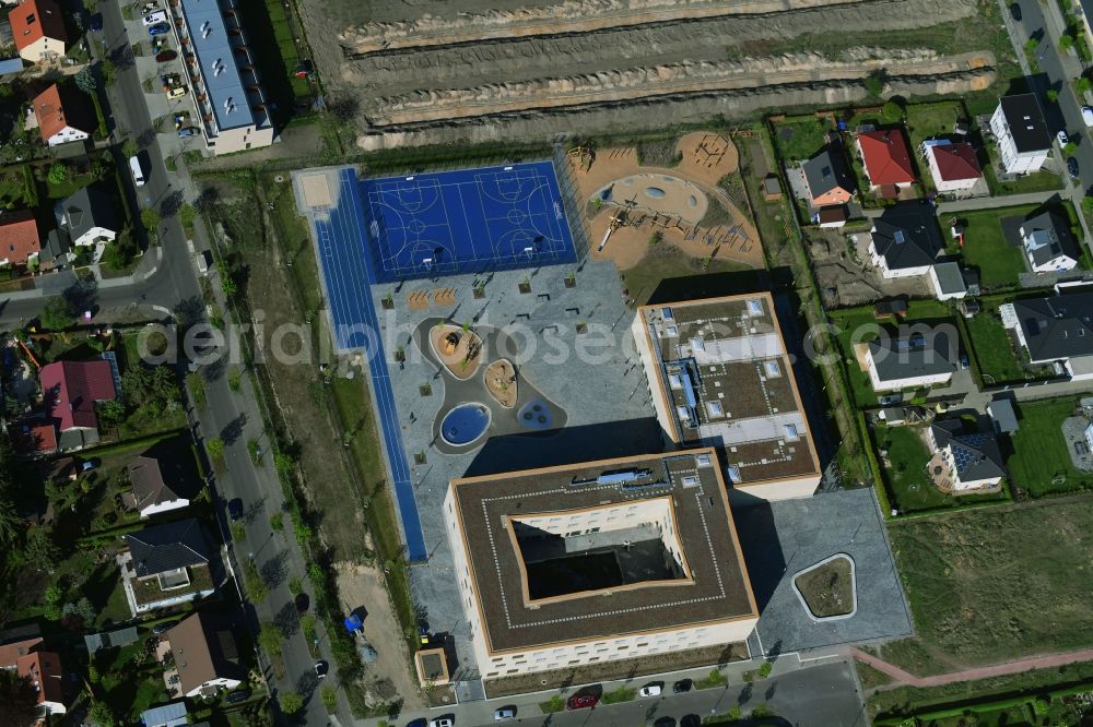 Berlin from the bird's eye view: Primary school on Habichtshorst in the Biesdorf part of the district of Marzahn-Hellersdorf in Berlin