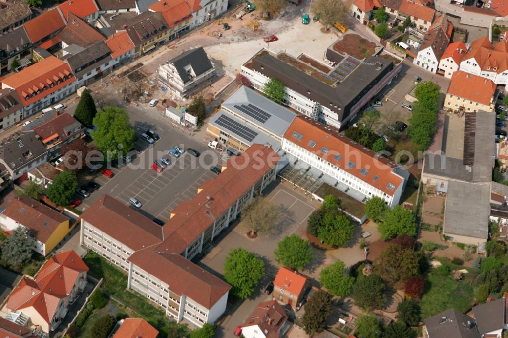 Aerial image Nieder-Olm - Elementary school in the town centre of Nieder-Olm in the state Rhineland-Palatinate. The town is located in the county district of Mainz-Bingen, in the region of Mainzer Becken. The prep school with its distinct H-shaped architecture is located in the town centre, surrounded by residential and business buildings