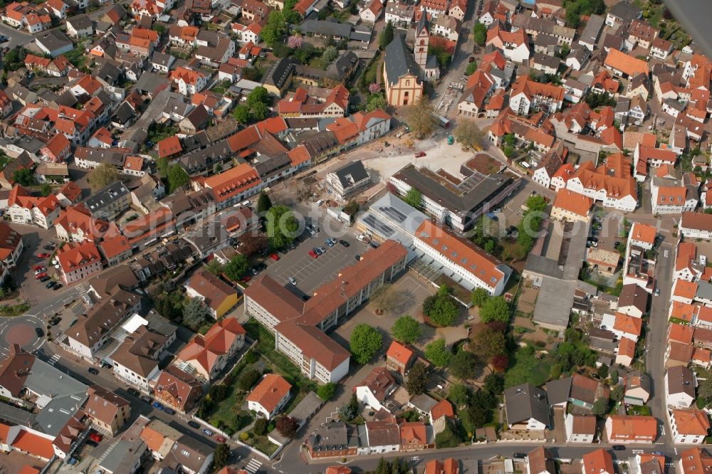 Aerial photograph Nieder-Olm - Elementary school in the town centre of Nieder-Olm in the state Rhineland-Palatinate. The town is located in the county district of Mainz-Bingen, in the region of Mainzer Becken. The prep school with its distinct H-shaped architecture is located in the town centre, surrounded by residential and business buildings