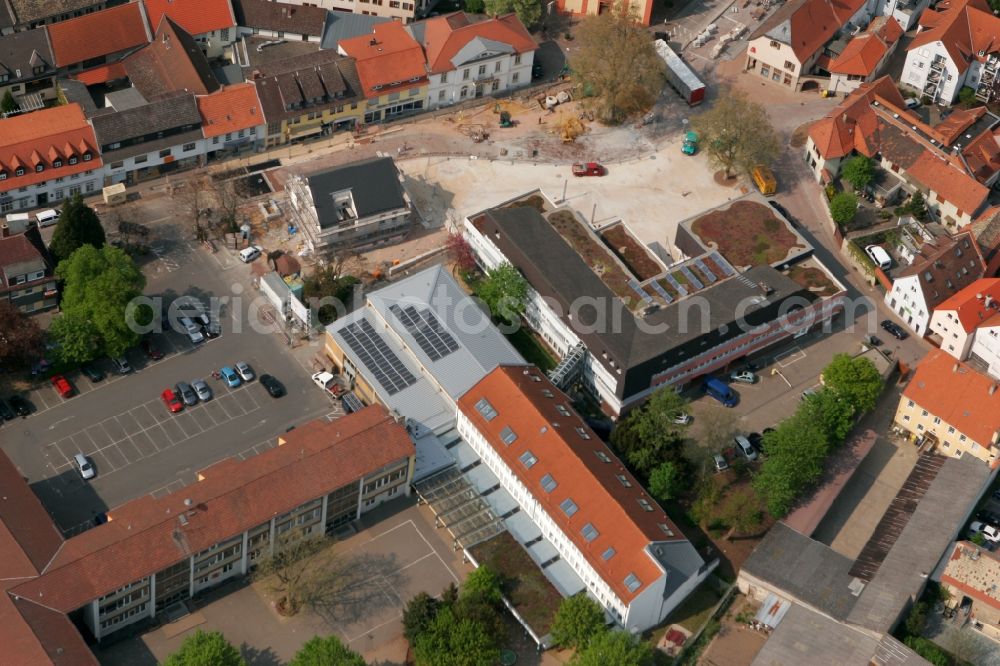 Nieder-Olm from above - Elementary school in the town centre of Nieder-Olm in the state Rhineland-Palatinate. The town is located in the county district of Mainz-Bingen, in the region of Mainzer Becken. The prep school with its distinct H-shaped architecture is located in the town centre, surrounded by residential and business buildings