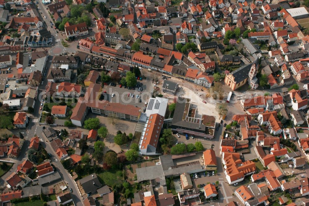 Aerial image Nieder-Olm - Elementary school in the town centre of Nieder-Olm in the state Rhineland-Palatinate. The town is located in the county district of Mainz-Bingen, in the region of Mainzer Becken. The prep school with its distinct H-shaped architecture is located in the town centre, surrounded by residential and business buildings