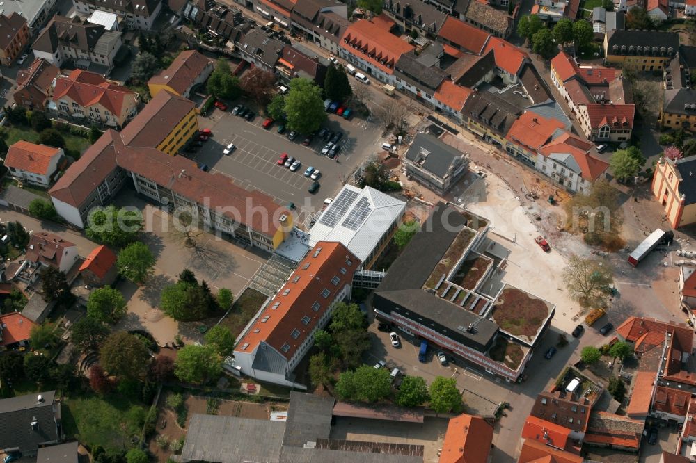 Aerial photograph Nieder-Olm - Elementary school in the town centre of Nieder-Olm in the state Rhineland-Palatinate. The town is located in the county district of Mainz-Bingen, in the region of Mainzer Becken. The prep school with its distinct H-shaped architecture is located in the town centre, surrounded by residential and business buildings