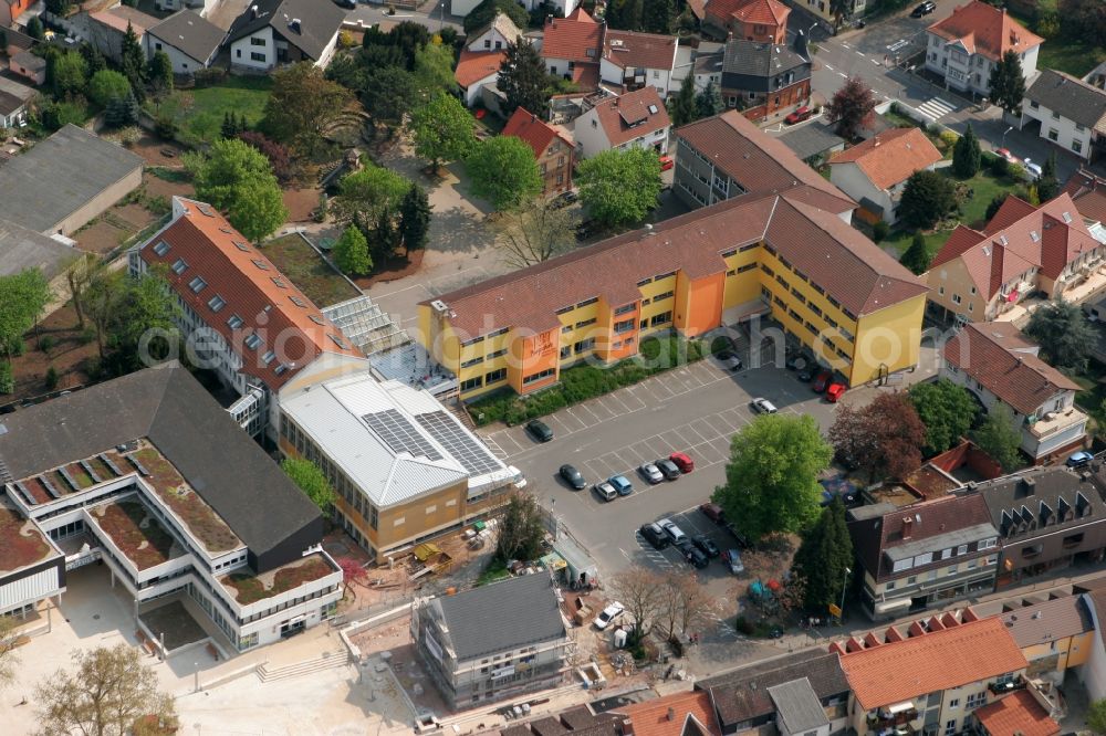 Nieder-Olm from above - Elementary school in the town centre of Nieder-Olm in the state Rhineland-Palatinate. The town is located in the county district of Mainz-Bingen, in the region of Mainzer Becken. The prep school with its distinct H-shaped architecture is located in the town centre, surrounded by residential and business buildings