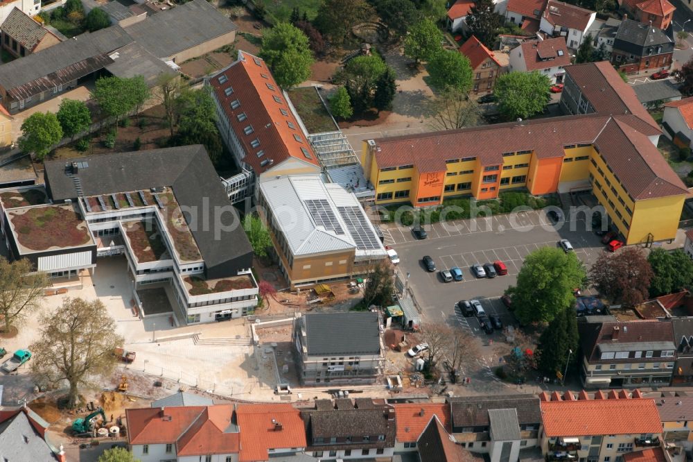 Nieder-Olm from the bird's eye view: Elementary school in the town centre of Nieder-Olm in the state Rhineland-Palatinate. The town is located in the county district of Mainz-Bingen, in the region of Mainzer Becken. The prep school with its distinct H-shaped architecture is located in the town centre, surrounded by residential and business buildings