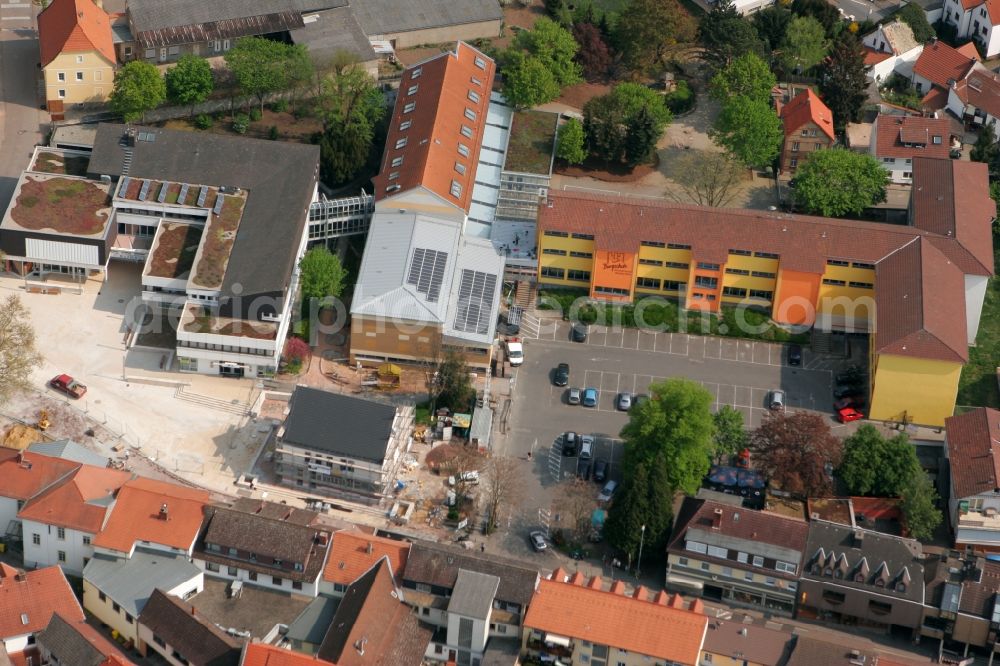 Aerial image Nieder-Olm - Elementary school in the town centre of Nieder-Olm in the state Rhineland-Palatinate. The town is located in the county district of Mainz-Bingen, in the region of Mainzer Becken. The prep school with its distinct H-shaped architecture is located in the town centre, surrounded by residential and business buildings