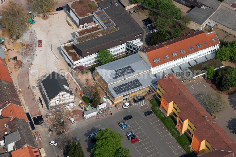 Aerial photograph Nieder-Olm - Elementary school in the town centre of Nieder-Olm in the state Rhineland-Palatinate. The town is located in the county district of Mainz-Bingen, in the region of Mainzer Becken. The prep school with its distinct H-shaped architecture is located in the town centre, surrounded by residential and business buildings