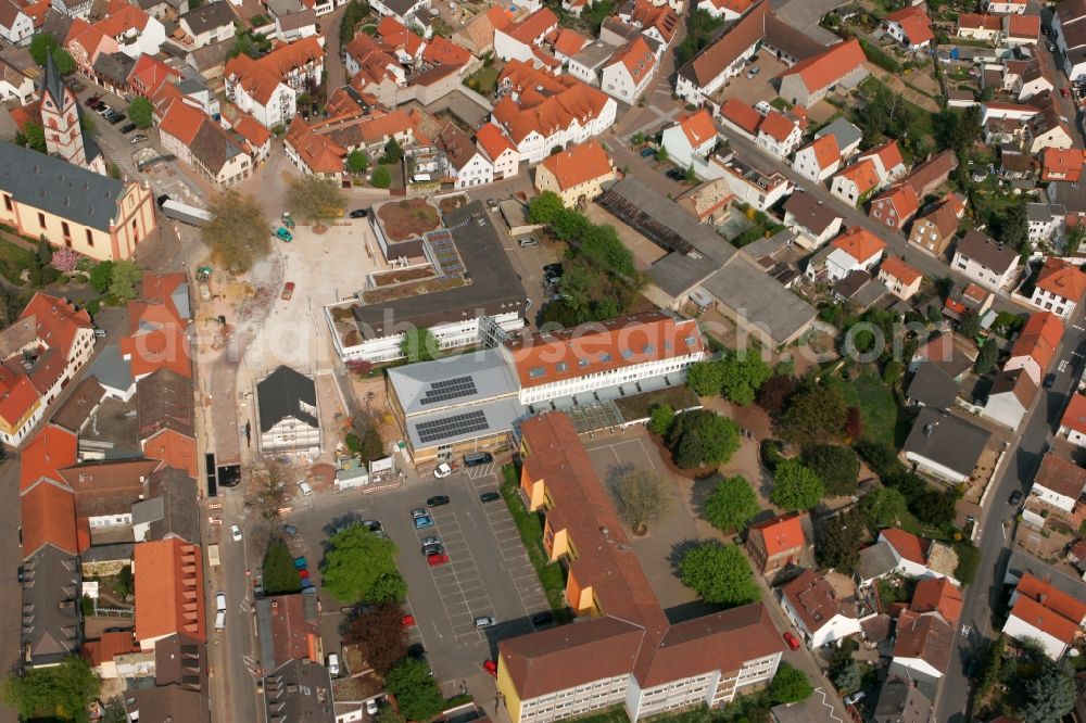 Nieder-Olm from above - Elementary school in the town centre of Nieder-Olm in the state Rhineland-Palatinate. The town is located in the county district of Mainz-Bingen, in the region of Mainzer Becken. The prep school with its distinct H-shaped architecture is located in the town centre, surrounded by residential and business buildings