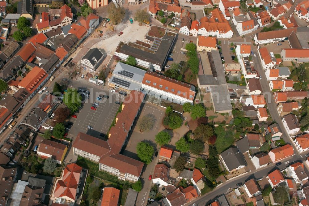 Aerial image Nieder-Olm - Elementary school in the town centre of Nieder-Olm in the state Rhineland-Palatinate. The town is located in the county district of Mainz-Bingen, in the region of Mainzer Becken. The prep school with its distinct H-shaped architecture is located in the town centre, surrounded by residential and business buildings