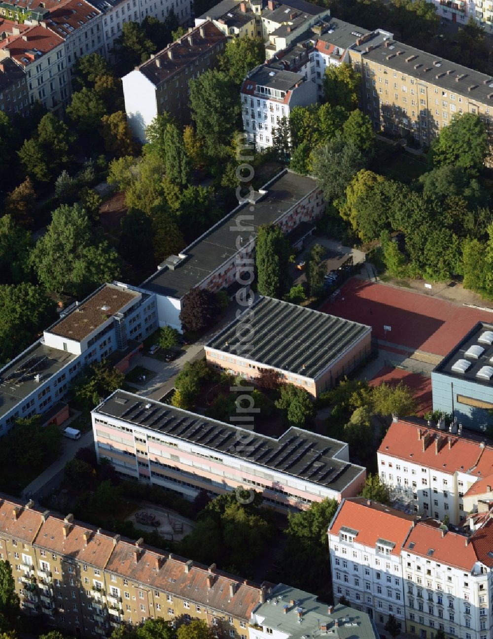 Aerial image Berlin OT Prenzlauer Berg - View of the basic primary school at Kollwitzplatz in the district Prenzlauer Berg in Berlin