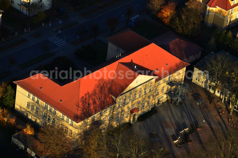 Biesenthal from the bird's eye view: View over the primary school Am Pfefferberg at the Bahnhofstrasse in Biesenthal in Brandenburg