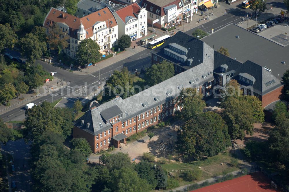 Aerial image Berlin - Blick auf die Grundschule am Sandhaus an der Wiltbergstraße in Berlin-Buch.