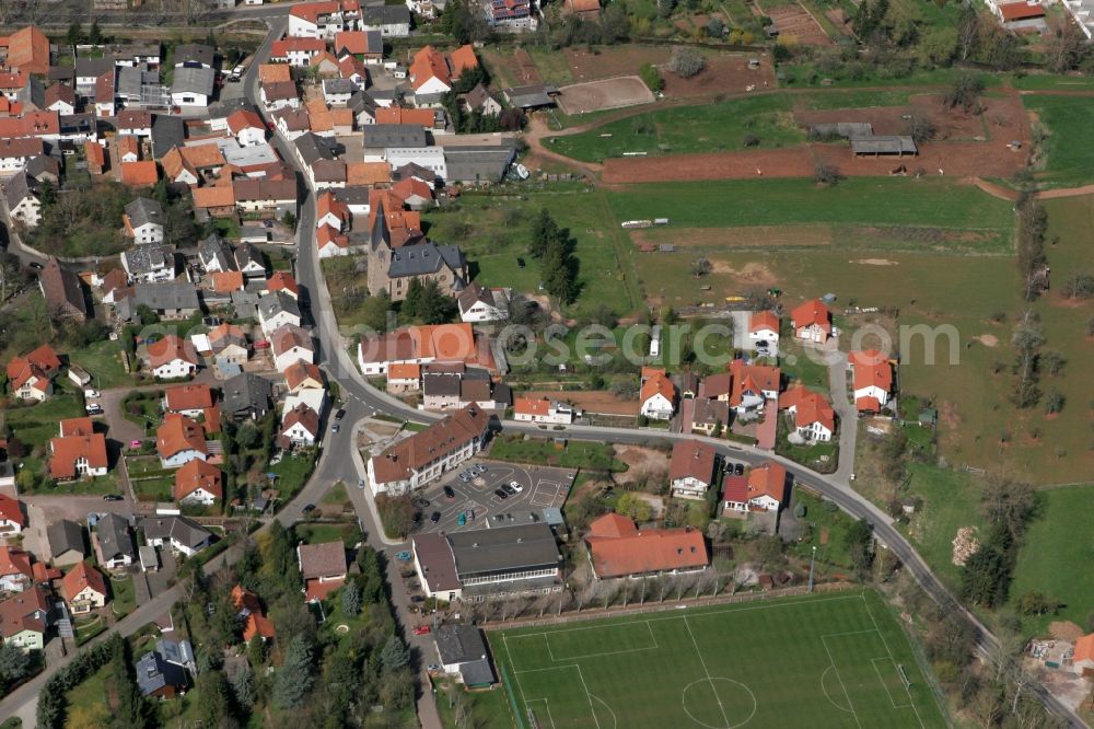 Weinsheim from the bird's eye view: Primary school and sports grounds of the SG 1905/20 Weinheim e.V. with a football field at Schulstrasse in Weinsheim in Rhineland-Palatinate