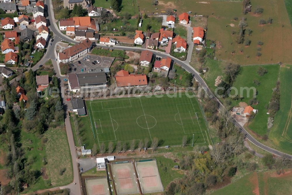 Aerial image Weinsheim - Primary school and sports grounds of the SG 1905/20 Weinheim e.V. with a football field at Schulstrasse in Weinsheim in Rhineland-Palatinate