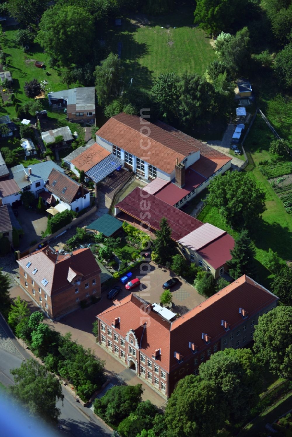 Aerial photograph Stößen - View of the primary school of Stoessen. The school and the gym are located on the grounds in the state Saxony-Anhalt