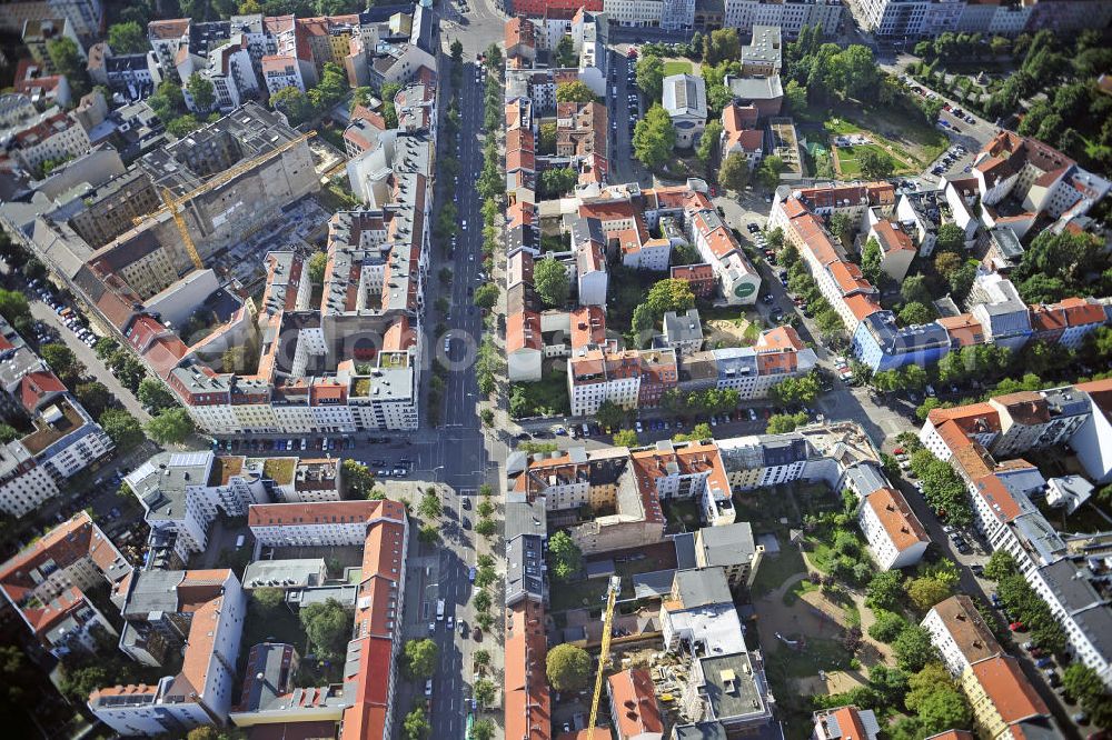 Aerial photograph Berlin - Blick auf das Grundstück an der Ecke Brunnenstraße / Anklamer Straße sowie der angrenzenden Bebauung im Stadtbezirk Prenzlauer Berg. Geplant ist hier der Neubau eines Ärztehauses. View of the property at the corner Brunnenstraße / Anklam Road and adjacent buildings in the district of Prenzlauer Berg. Hermes Design