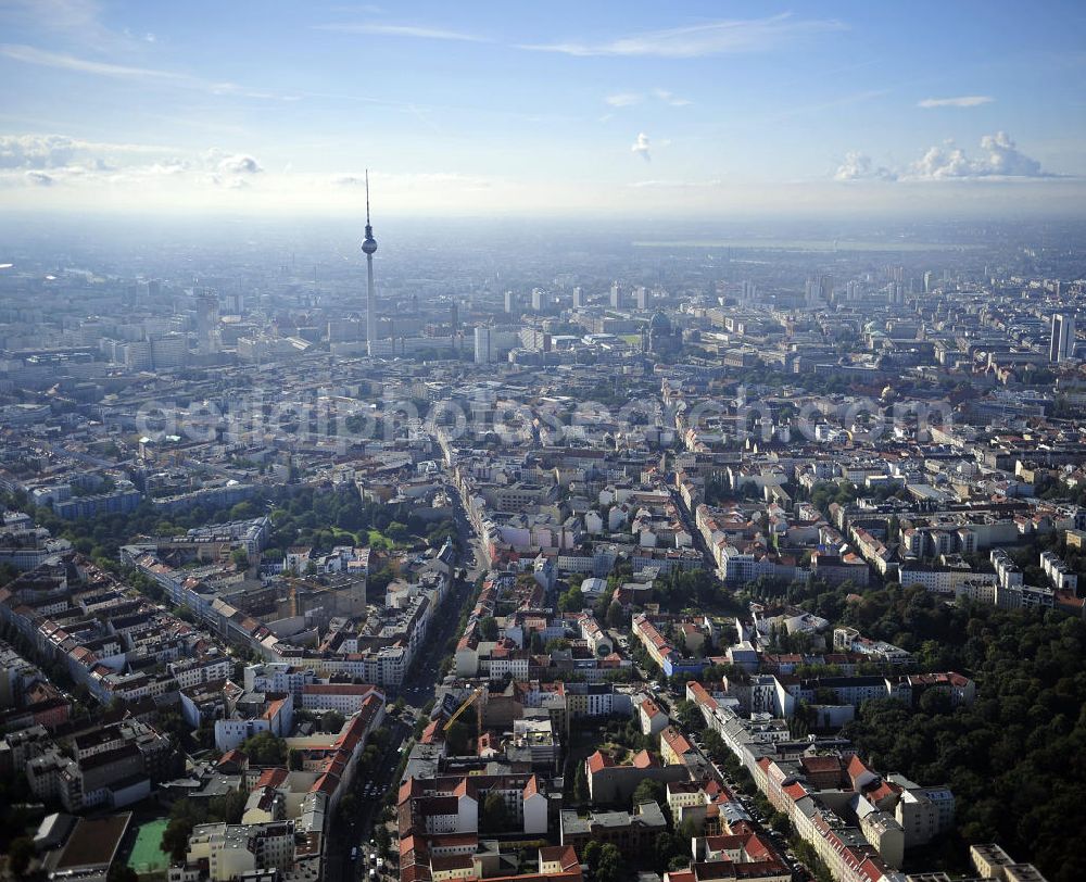 Aerial image Berlin - Blick auf das Grundstück an der Ecke Brunnenstraße / Anklamer Straße sowie der angrenzenden Bebauung im Stadtbezirk Prenzlauer Berg. Geplant ist hier der Neubau eines Ärztehauses. View of the property at the corner Brunnenstraße / Anklam Road and adjacent buildings in the district of Prenzlauer Berg. Hermes Design