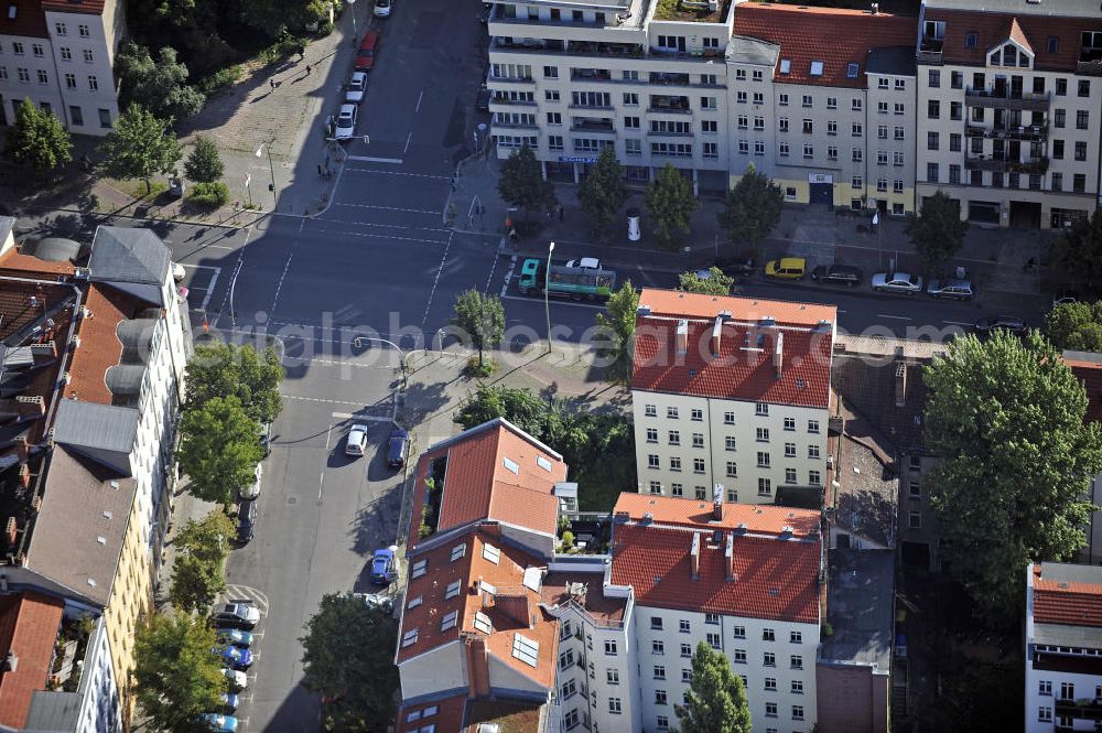 Aerial image Berlin - Blick auf das Grundstück an der Ecke Brunnenstraße / Anklamer Straße sowie der angrenzenden Bebauung im Stadtbezirk Prenzlauer Berg. Geplant ist hier der Neubau eines Ärztehauses. View of the property at the corner Brunnenstraße / Anklam Road and adjacent buildings in the district of Prenzlauer Berg. Hermes Design