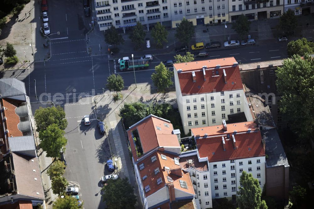 Aerial photograph Berlin - Blick auf das Grundstück an der Ecke Brunnenstraße / Anklamer Straße sowie der angrenzenden Bebauung im Stadtbezirk Prenzlauer Berg. Geplant ist hier der Neubau eines Ärztehauses. View of the property at the corner Brunnenstraße / Anklam Road and adjacent buildings in the district of Prenzlauer Berg. Hermes Design