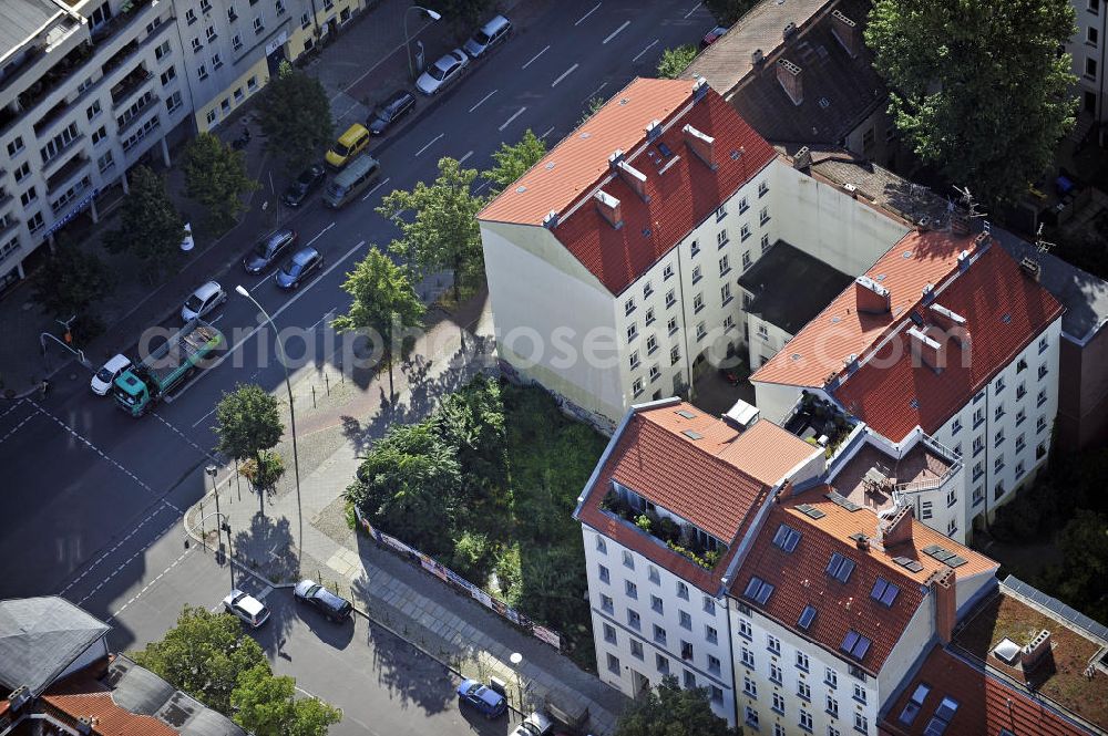 Berlin from above - Blick auf das Grundstück an der Ecke Brunnenstraße / Anklamer Straße sowie der angrenzenden Bebauung im Stadtbezirk Prenzlauer Berg. Geplant ist hier der Neubau eines Ärztehauses. View of the property at the corner Brunnenstraße / Anklam Road and adjacent buildings in the district of Prenzlauer Berg. Hermes Design