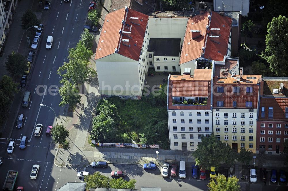 Berlin from the bird's eye view: Blick auf das Grundstück an der Ecke Brunnenstraße / Anklamer Straße sowie der angrenzenden Bebauung im Stadtbezirk Prenzlauer Berg. Geplant ist hier der Neubau eines Ärztehauses. View of the property at the corner Brunnenstraße / Anklam Road and adjacent buildings in the district of Prenzlauer Berg. Hermes Design