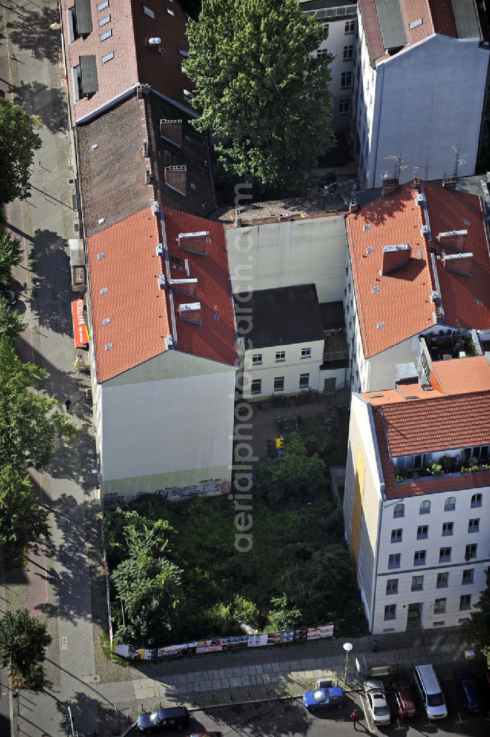 Aerial image Berlin - Blick auf das Grundstück an der Ecke Brunnenstraße / Anklamer Straße sowie der angrenzenden Bebauung im Stadtbezirk Prenzlauer Berg. Geplant ist hier der Neubau eines Ärztehauses. View of the property at the corner Brunnenstraße / Anklam Road and adjacent buildings in the district of Prenzlauer Berg. Hermes Design