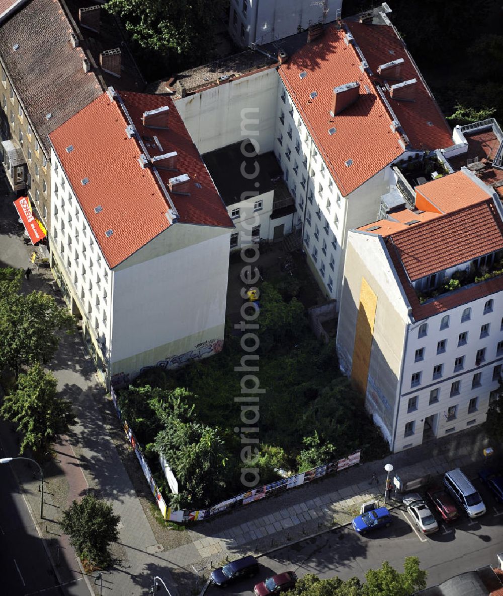 Aerial photograph Berlin - Blick auf das Grundstück an der Ecke Brunnenstraße / Anklamer Straße sowie der angrenzenden Bebauung im Stadtbezirk Prenzlauer Berg. Geplant ist hier der Neubau eines Ärztehauses. View of the property at the corner Brunnenstraße / Anklam Road and adjacent buildings in the district of Prenzlauer Berg. Hermes Design