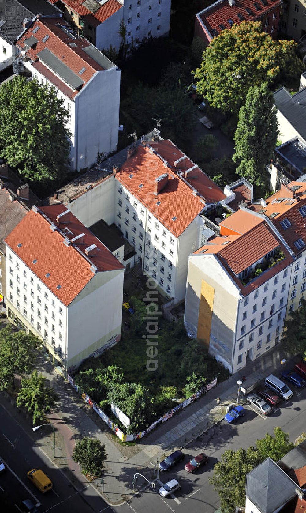 Berlin from above - Blick auf das Grundstück an der Ecke Brunnenstraße / Anklamer Straße sowie der angrenzenden Bebauung im Stadtbezirk Prenzlauer Berg. Geplant ist hier der Neubau eines Ärztehauses. View of the property at the corner Brunnenstraße / Anklam Road and adjacent buildings in the district of Prenzlauer Berg. Hermes Design