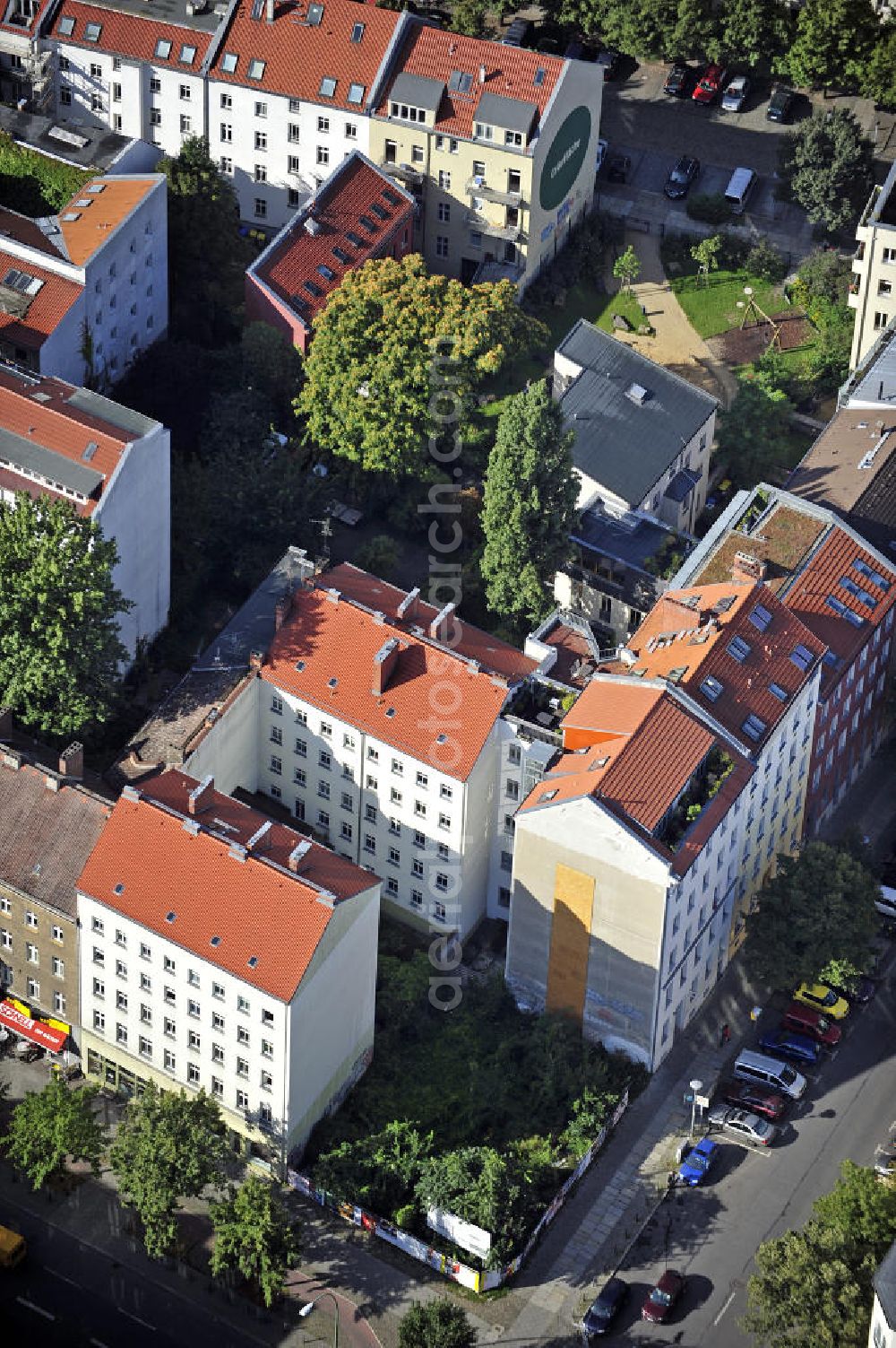 Berlin from the bird's eye view: Blick auf das Grundstück an der Ecke Brunnenstraße / Anklamer Straße sowie der angrenzenden Bebauung im Stadtbezirk Prenzlauer Berg. Geplant ist hier der Neubau eines Ärztehauses. View of the property at the corner Brunnenstraße / Anklam Road and adjacent buildings in the district of Prenzlauer Berg. Hermes Design