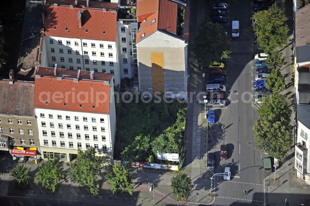 Aerial image Berlin - Blick auf das Grundstück an der Ecke Brunnenstraße / Anklamer Straße sowie der angrenzenden Bebauung im Stadtbezirk Prenzlauer Berg. Geplant ist hier der Neubau eines Ärztehauses. View of the property at the corner Brunnenstraße / Anklam Road and adjacent buildings in the district of Prenzlauer Berg. Hermes Design