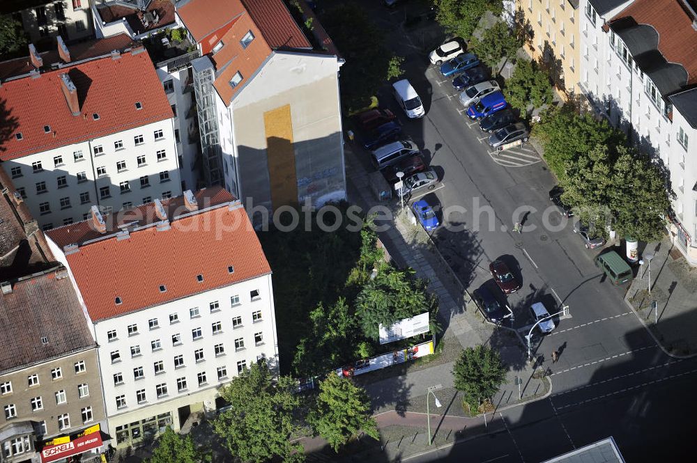 Aerial photograph Berlin - Blick auf das Grundstück an der Ecke Brunnenstraße / Anklamer Straße sowie der angrenzenden Bebauung im Stadtbezirk Prenzlauer Berg. Geplant ist hier der Neubau eines Ärztehauses. View of the property at the corner Brunnenstraße / Anklam Road and adjacent buildings in the district of Prenzlauer Berg. Hermes Design