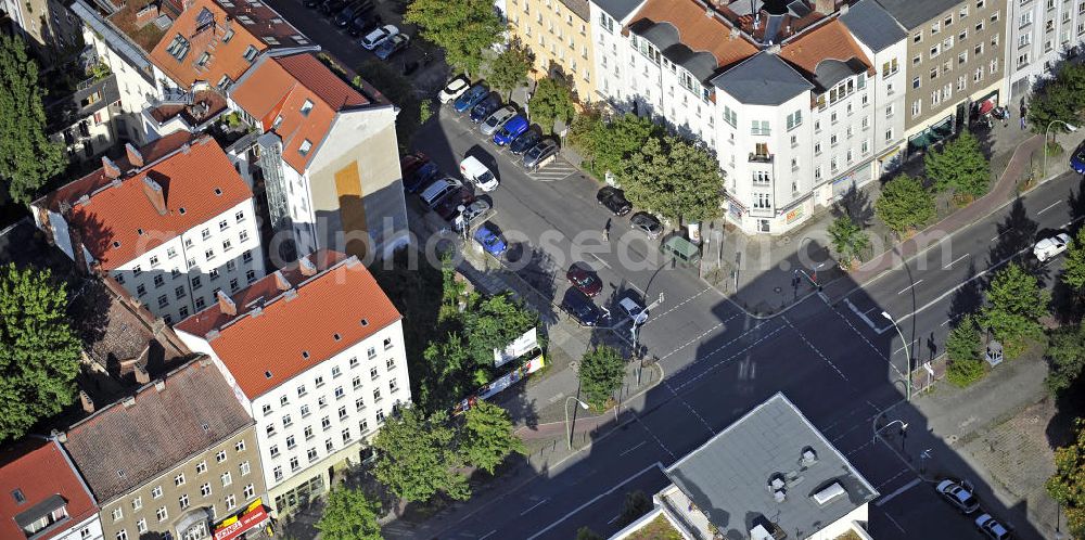 Berlin from above - Blick auf das Grundstück an der Ecke Brunnenstraße / Anklamer Straße sowie der angrenzenden Bebauung im Stadtbezirk Prenzlauer Berg. Geplant ist hier der Neubau eines Ärztehauses. View of the property at the corner Brunnenstraße / Anklam Road and adjacent buildings in the district of Prenzlauer Berg. Hermes Design