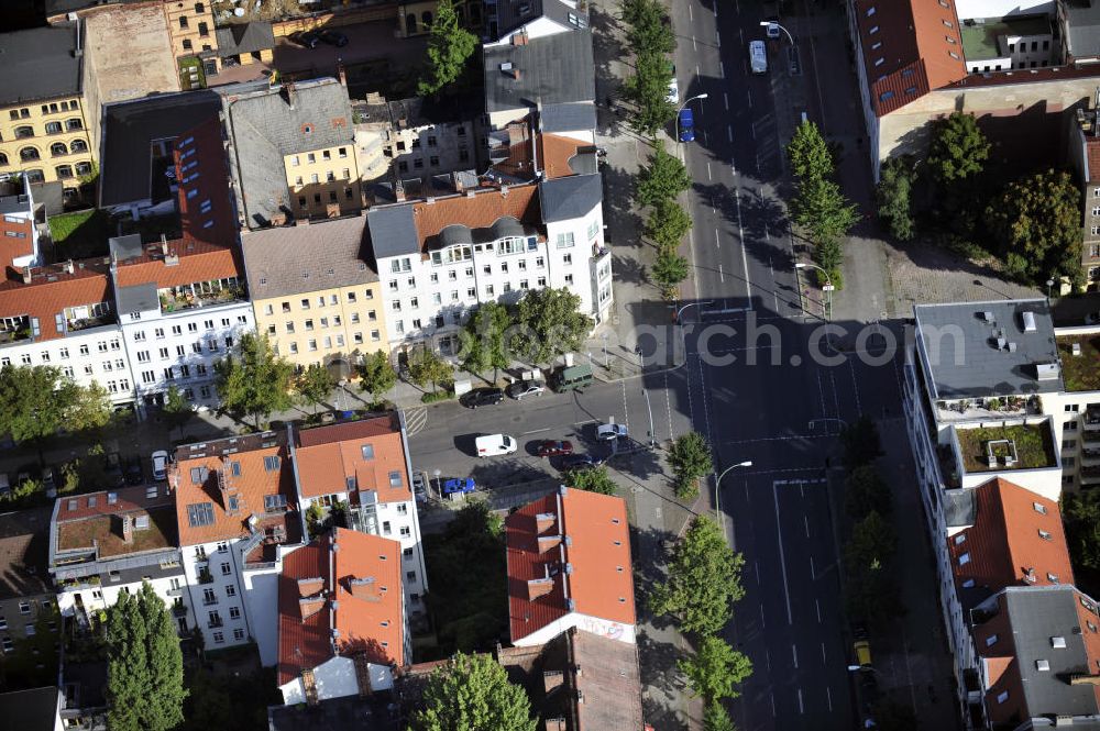 Berlin from the bird's eye view: Blick auf das Grundstück an der Ecke Brunnenstraße / Anklamer Straße sowie der angrenzenden Bebauung im Stadtbezirk Prenzlauer Berg. Geplant ist hier der Neubau eines Ärztehauses. View of the property at the corner Brunnenstraße / Anklam Road and adjacent buildings in the district of Prenzlauer Berg. Hermes Design