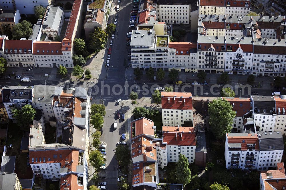 Aerial image Berlin - Blick auf das Grundstück an der Ecke Brunnenstraße / Anklamer Straße sowie der angrenzenden Bebauung im Stadtbezirk Prenzlauer Berg. Geplant ist hier der Neubau eines Ärztehauses. View of the property at the corner Brunnenstraße / Anklam Road and adjacent buildings in the district of Prenzlauer Berg. Hermes Design